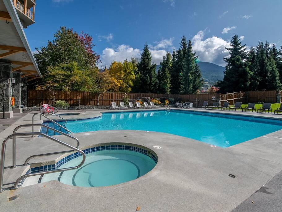 Cascade Lodge Premium Suite, With Pool & Hot Tub Whistler Exterior photo